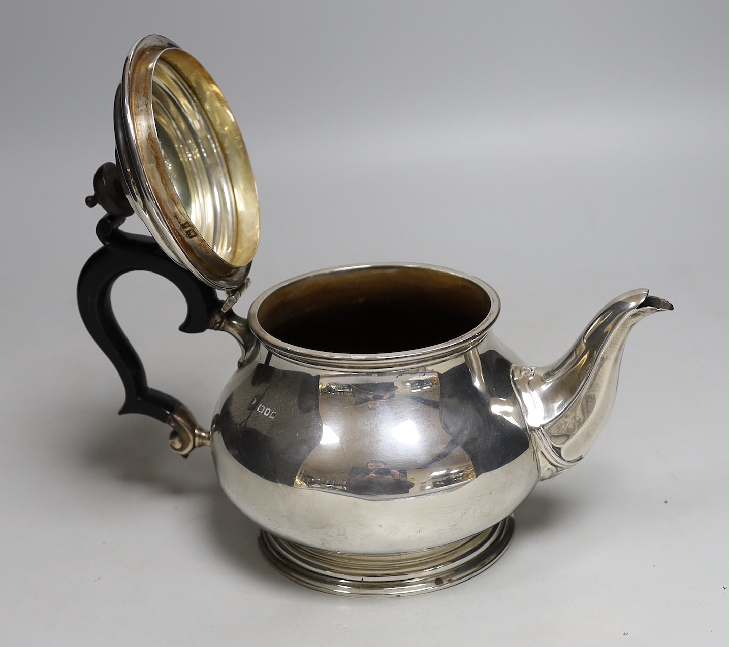 A George V silver baluster teapot, Goldsmiths & Silversmiths Co Ltd, London, 1924, gross weight 18.9oz.